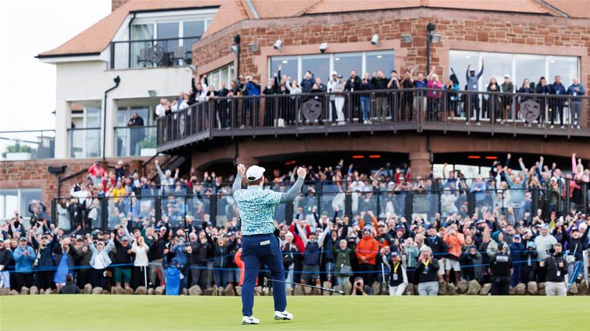MacIntyre holds off Scott to claim emotional home Open victory MacIntyre holds off Scott to claim emotional home Open victory