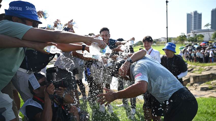 Higa Holds Nerve to Win Second Shinhan Donghae Open Higa Holds Nerve to Win Second Shinhan Donghae Open