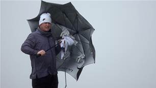 MacIntyre battles cruel weather to lead Links event