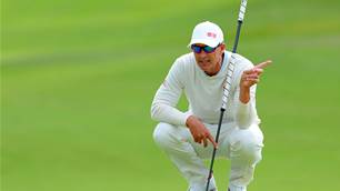 Scott runs hot, putter cold, while hunting PGA Tour win