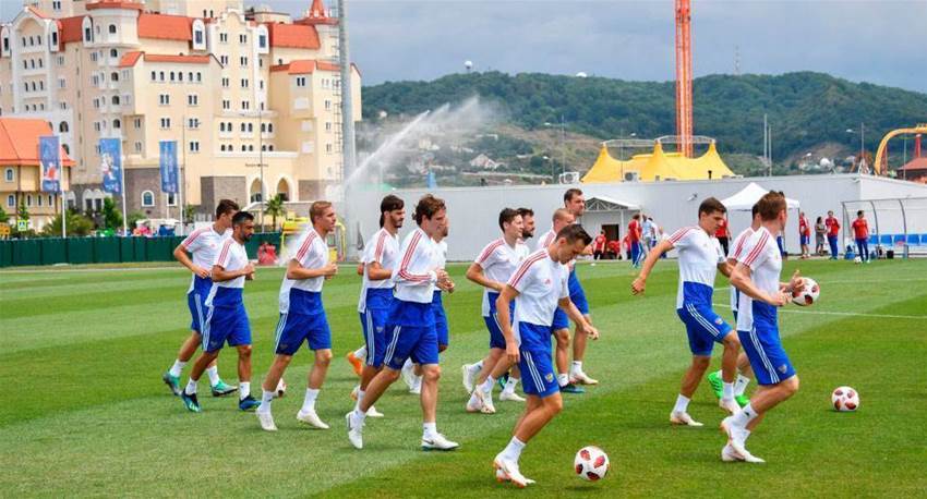 Injured Zhirkov only absentee from Russia training Injured Zhirkov only absentee from Russia training