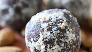 RECIPE: Almond and Cacao Snack Balls