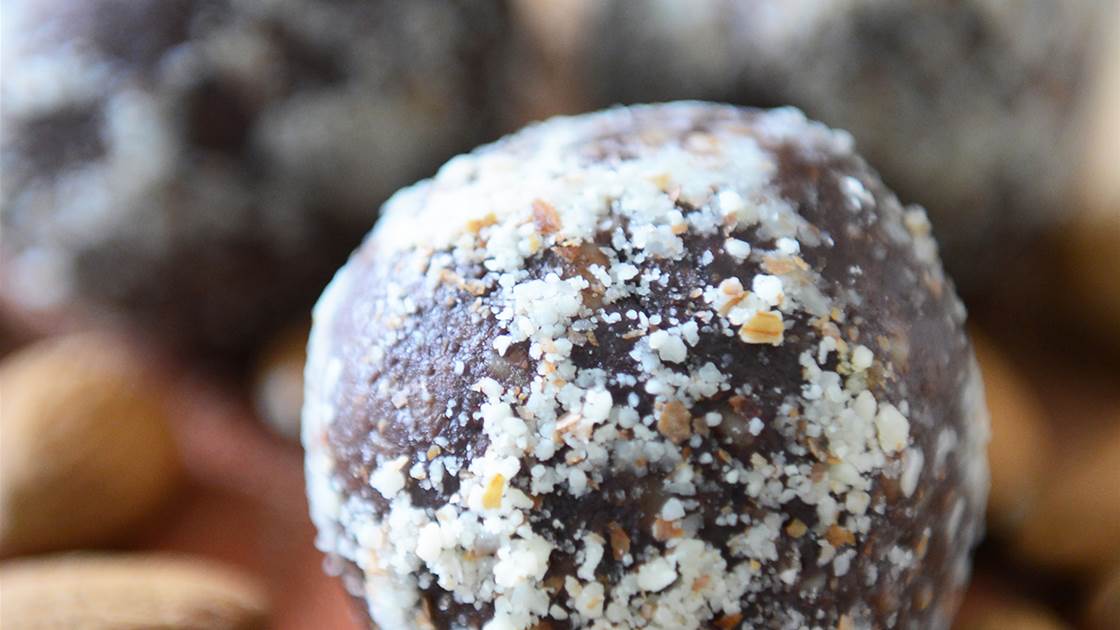 RECIPE: Almond and Cacao Snack Balls