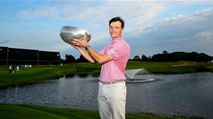 Hojgaard salutes at home