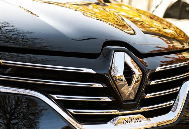 Renault workers use 3D printers to make medical visors