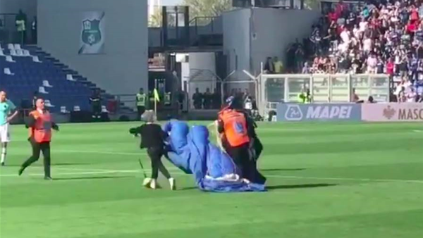 "Didn't realise the tiny green square was a stadium" - Parachuter lands in middle of Serie A clash