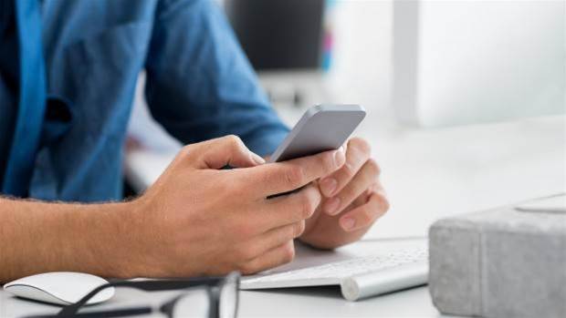 'Right to disconnect' recommended for Australian workers