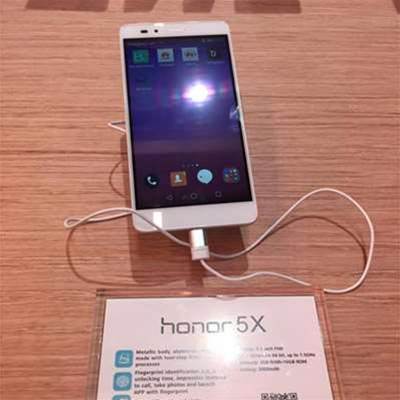 Huawei’s Chinese mobile rivals look to capitalise on its US woes