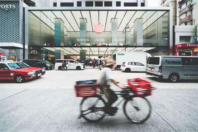 Apple woos investors with China gain, market value nears $1 trillion