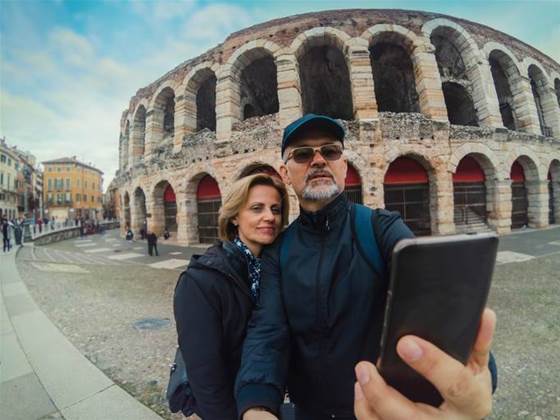 Italy has no plans to exclude Chinese firms from 5G network, minister says