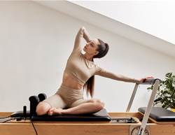 Reformer vs Mat: The Better Pick for Strength, Control and Core Power