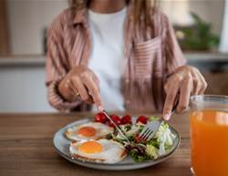 Should You Eat Breakfast Right After Waking?
