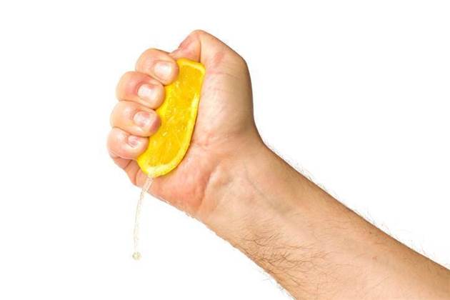 Major retailers attack banks over tap payments routing gouge