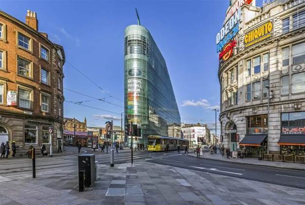 Amazon brings online sellers to UK high street in pop-up stores