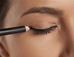 The Best Eyeliner Trick for Women Over 50, According to a Makeup Pro