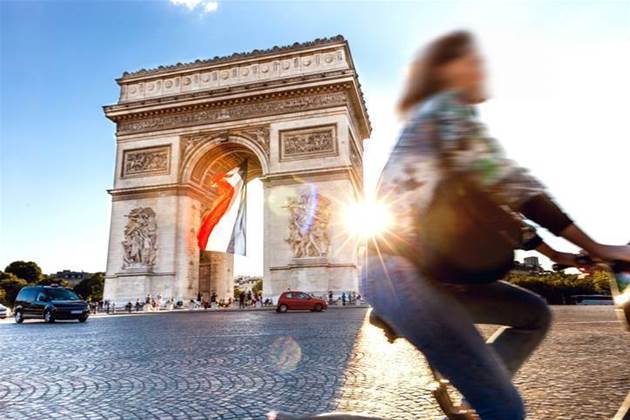 Paris boosts cycle commuting with bike parks and e-bikes