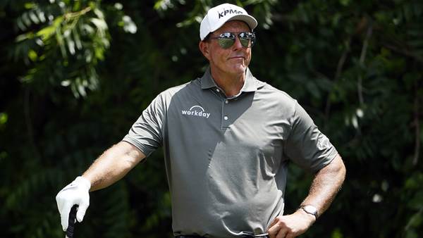 Mickelson brushes off poor start at Colonial