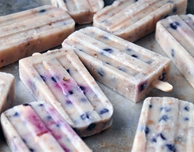 blueberry and granola breakfast popsicles
