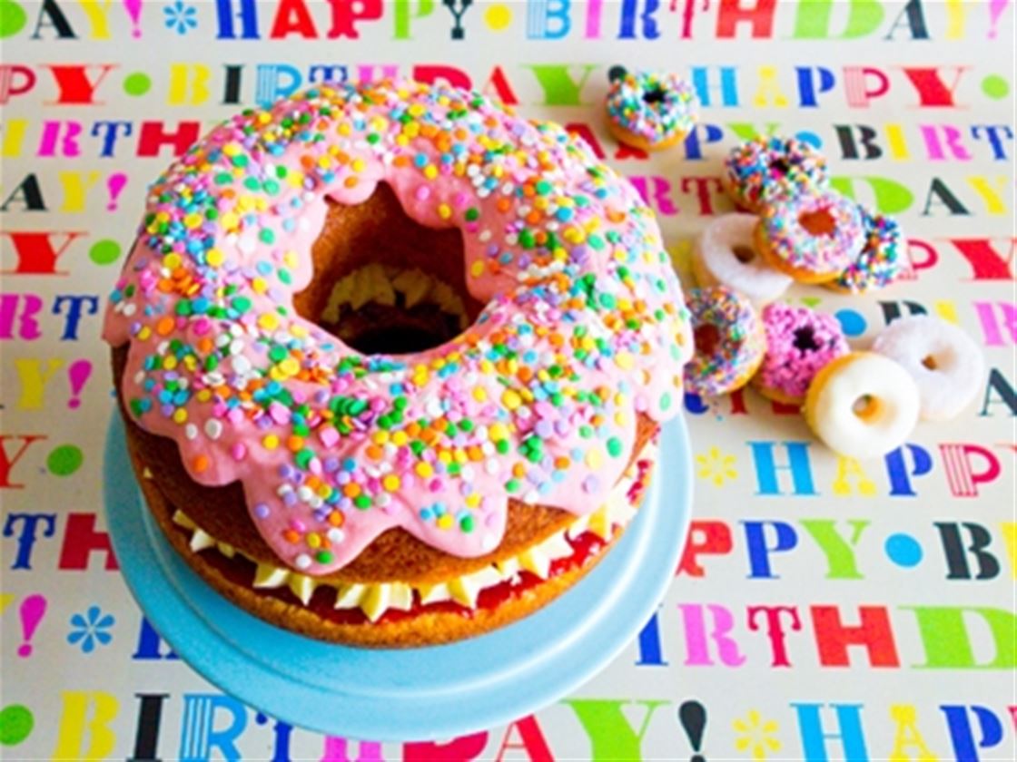 frankie fodder: giant strawberries and cream doughnut cake frankie fodder: giant strawberries and cream doughnut cake