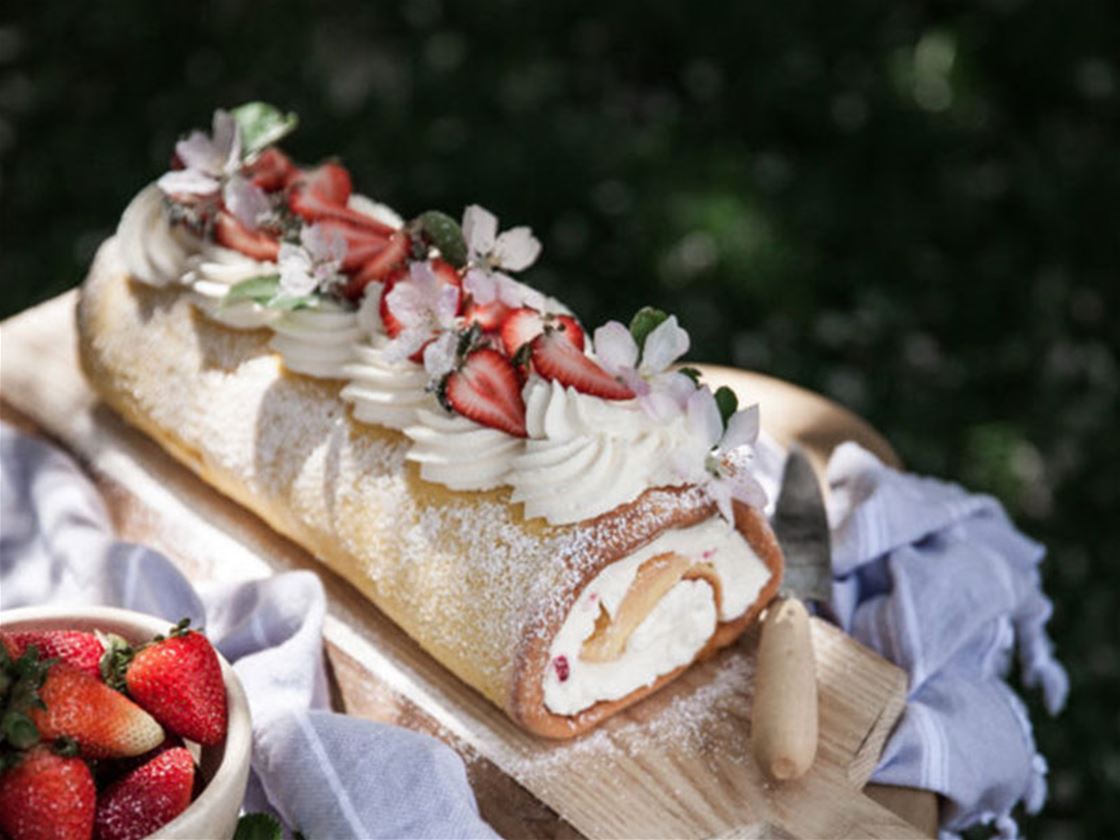 lemon sponge with strawberries and cream lemon sponge with strawberries and cream
