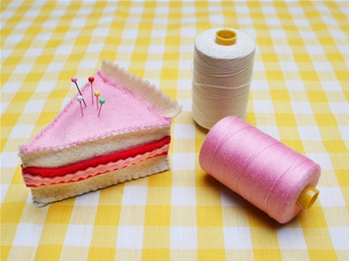 frankie exclusive diy: mini cake pin cushions frankie exclusive diy: mini cake pin cushions