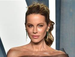 Kate Beckinsale, 48, Looks Incredibly Toned as She Does Yoga With Her Cat in New IG Video