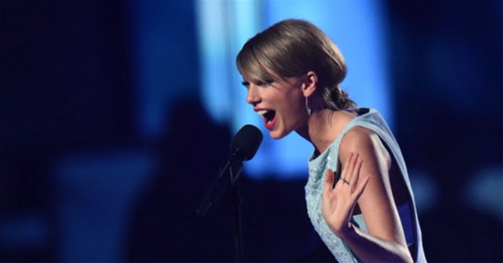 Guess Who Gave Tay Her ACM Award! Guess Who Gave Tay Her ACM Award!