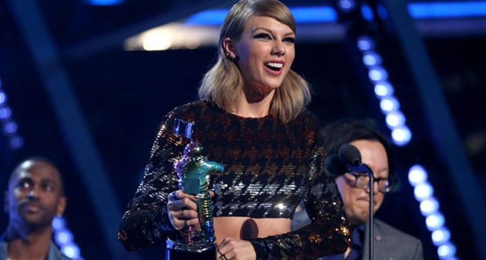 Taylor Swift Wins An Award!