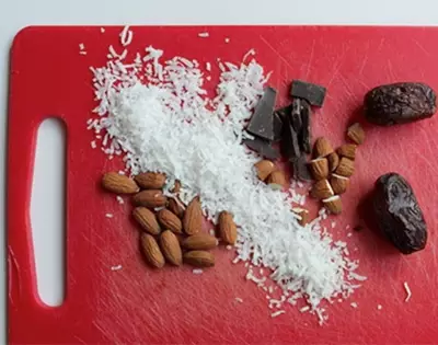 almond, date and chocolate joy balls