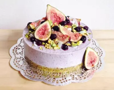 frankie fodder: raw vegan fig, blueberry and coconut cream 'cheesecake'