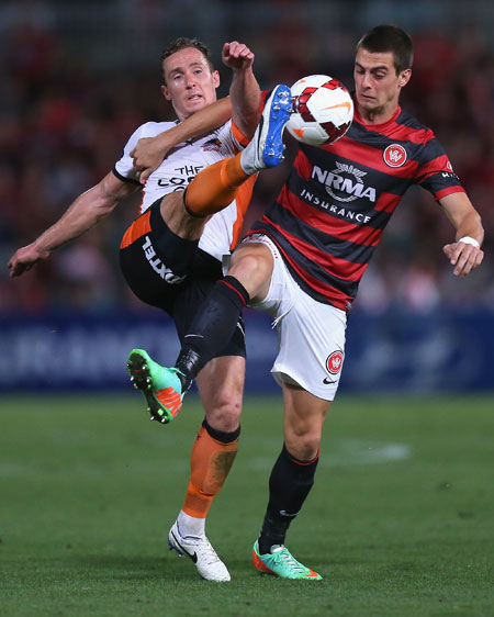 Tomi Juric from Western Sydney Wanderers battles it out with Matt Smith from Brisbane Roar. 