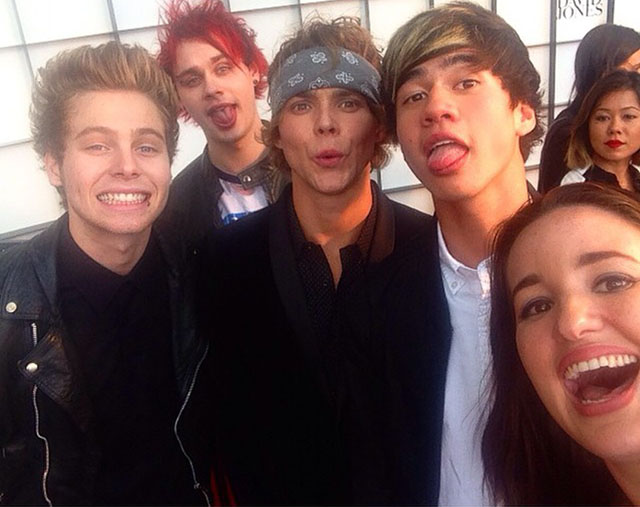 Mel popping her head in on the 5SOS boys on the red carpet!