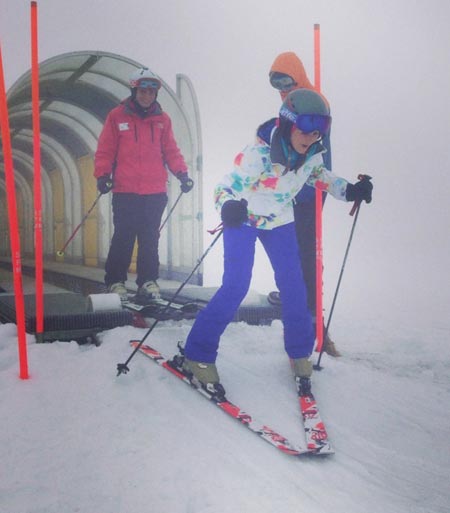 Candice tries Skiing! Candice tries Skiing!