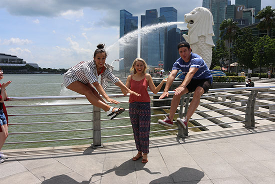 Jumping in front of merlion