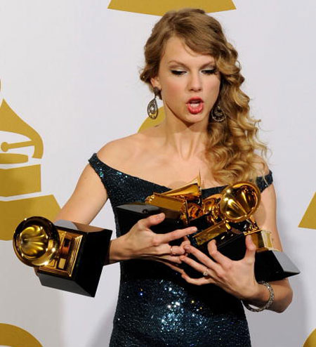 Taylor Swift drops a trophy! Photo: Getty Images Taylor Swift drops a trophy! Photo: Getty Images